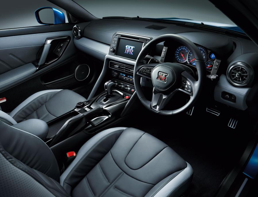 Интерьер Nissan GT-R 50th Anniversary (R35) 2019 года  (JP) (фото 10 из 41)